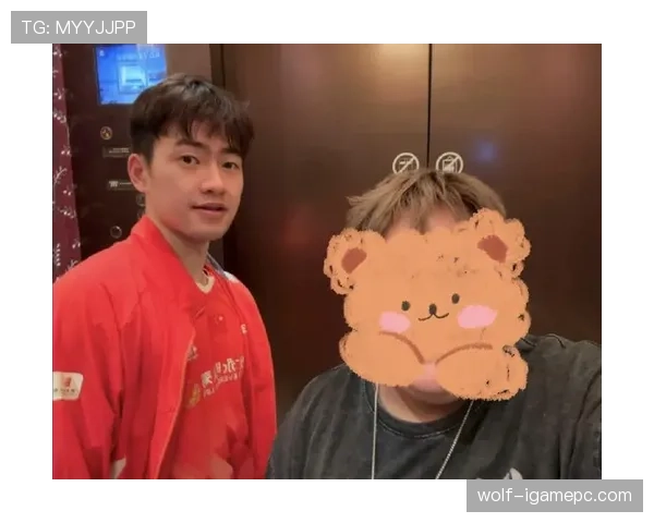 王昶连休息都这么卷，连猫都看懵了你说这是谁家的名媛？